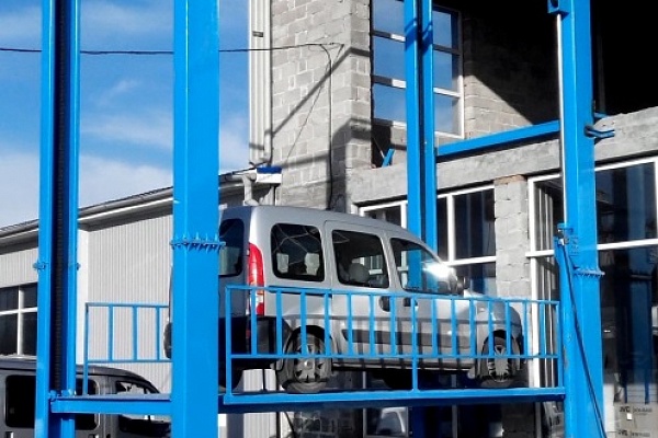 В Пятигорске смонтирован автомобильный подъемник снаружи здания 